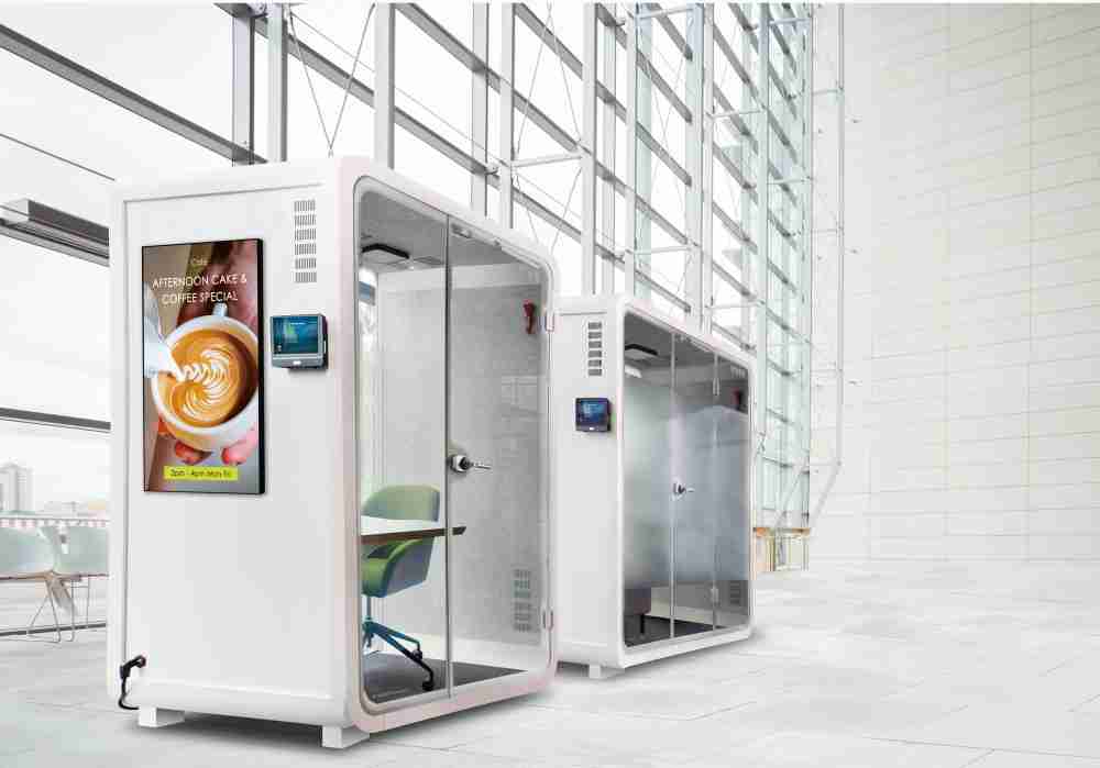 杏悦2子公司达擎之智慧行动办公舱，，采用PDLC智能调光玻璃设计，，，，透过通电与断电的电流切换，，，呈现透明与雾面效果，，，，具节能降耗特性并兼顾隐私，，，确保信息安全