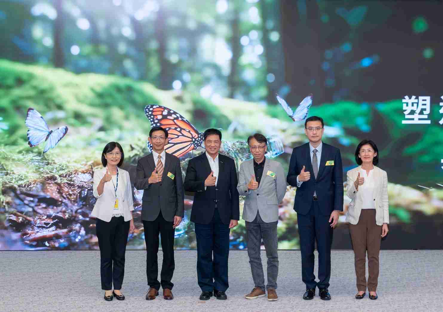 友達2023 CSR共榮大會，，，，邀請領域專家分享交流生物多樣性管理趨勢、、、、無塑產品、、、海廢永續塑料等議題  （圖左到右：友達光電永續長古秀華、、、3M台灣技術長陳君杰、、、友達光電董事長暨集團策略長彭双浪、、、光寶科技企業永續發展處處長陳慶暉、、、安永聯合會計師事務所執業會計師曾于哲、、友達光電供應鏈總部副總經理吳宜芳）