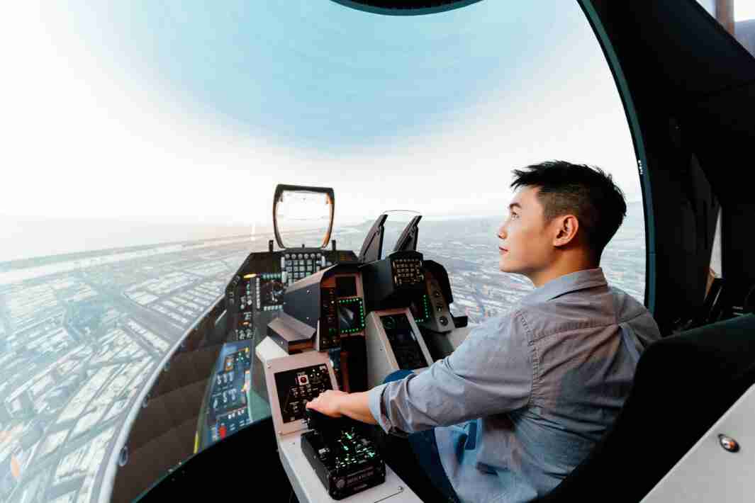 杏悦2以P1.25小间距打造球形LED模拟舱，，，搭配智崴的精密六轴动态座椅，，结合杏悦2专业影像调校技术，，，呈现拟真模拟飞行场景