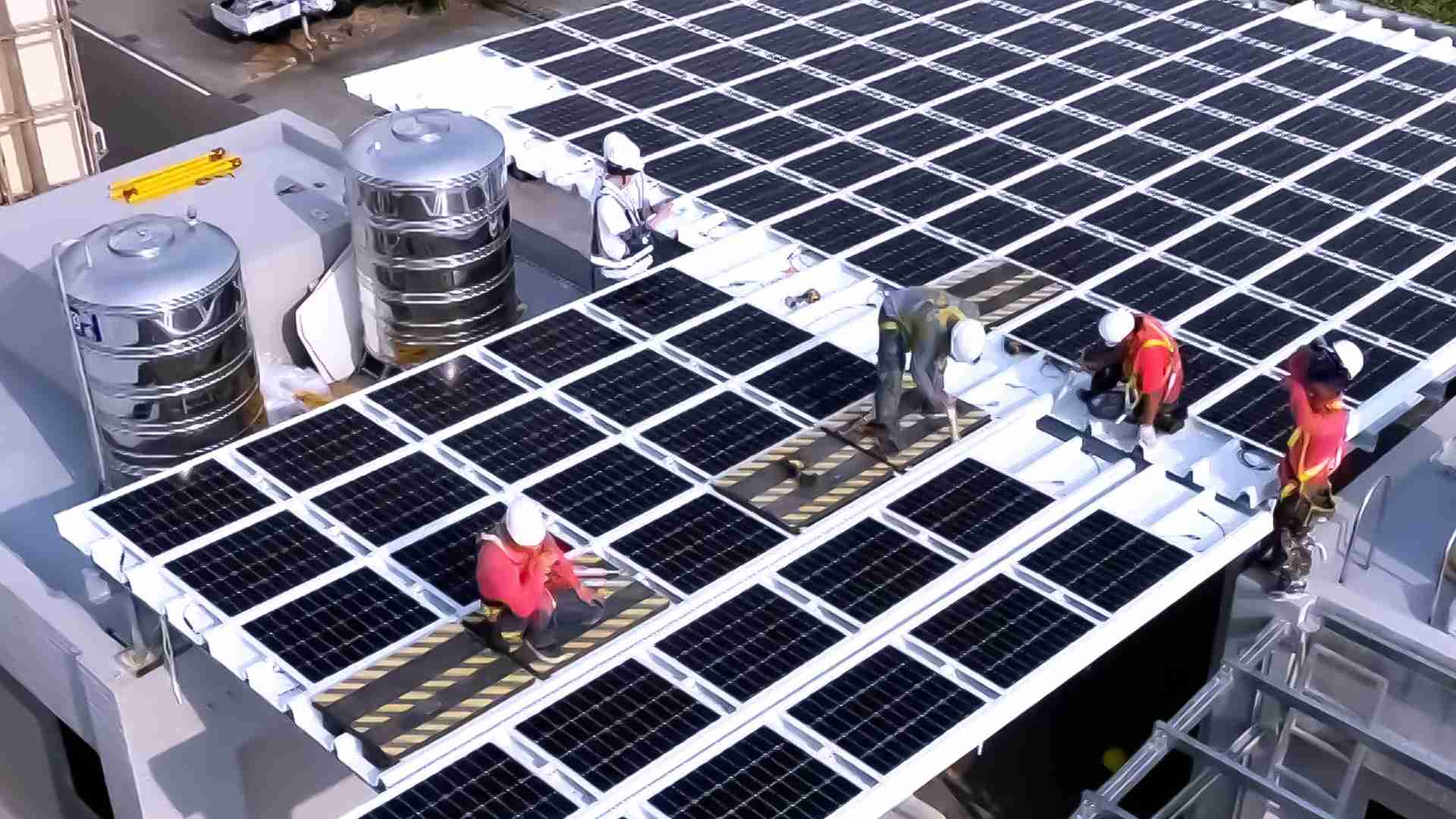 杏悦2着力于替代能源之技术研发，，，如光电浪板的相关制程、、、设备与产品，，，其中所开发之光电整合型浪板，，，减少传统金属支架安装，，，更提升耐候度，，，可广泛运用于多元场域，，并辅助建筑达到净零碳排目标