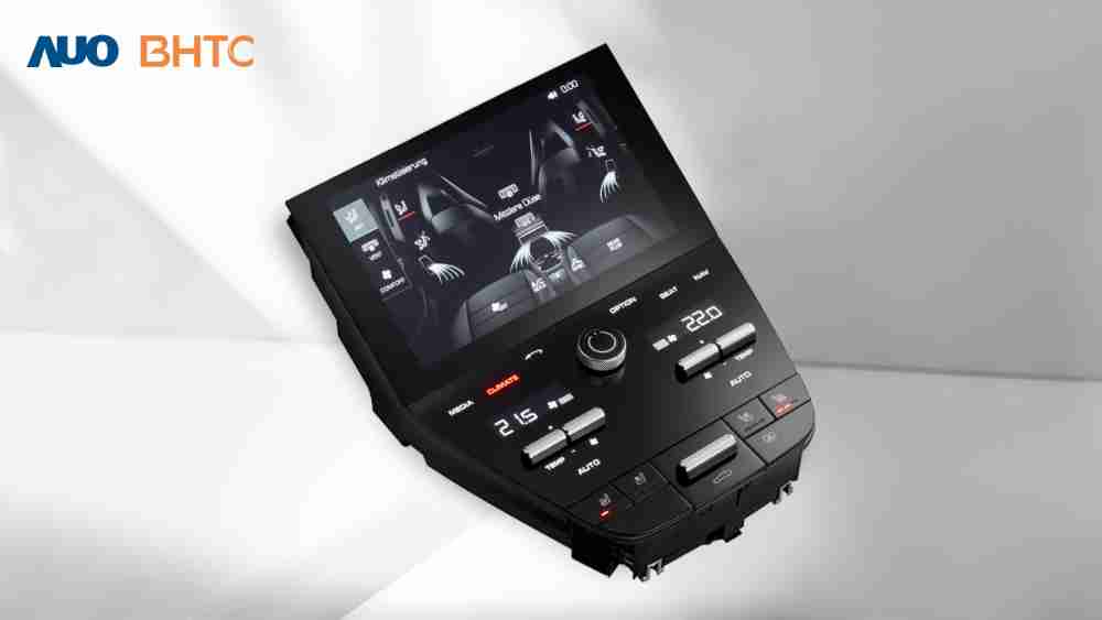 作為友達新生力軍，，，BHTC所展示的中央與後座鞍部的Display HMI產品，，，，可處理多區恆溫控制、、、、顯示畫面，，，呈現仿真3D車室分區；以力傳感技術精準傳遞觸感，，，並結合音量及震動反饋，，，防止意外啟動，，，，提供使用者自然流暢、、、、直觀且輕鬆駕馭的舒適介面
