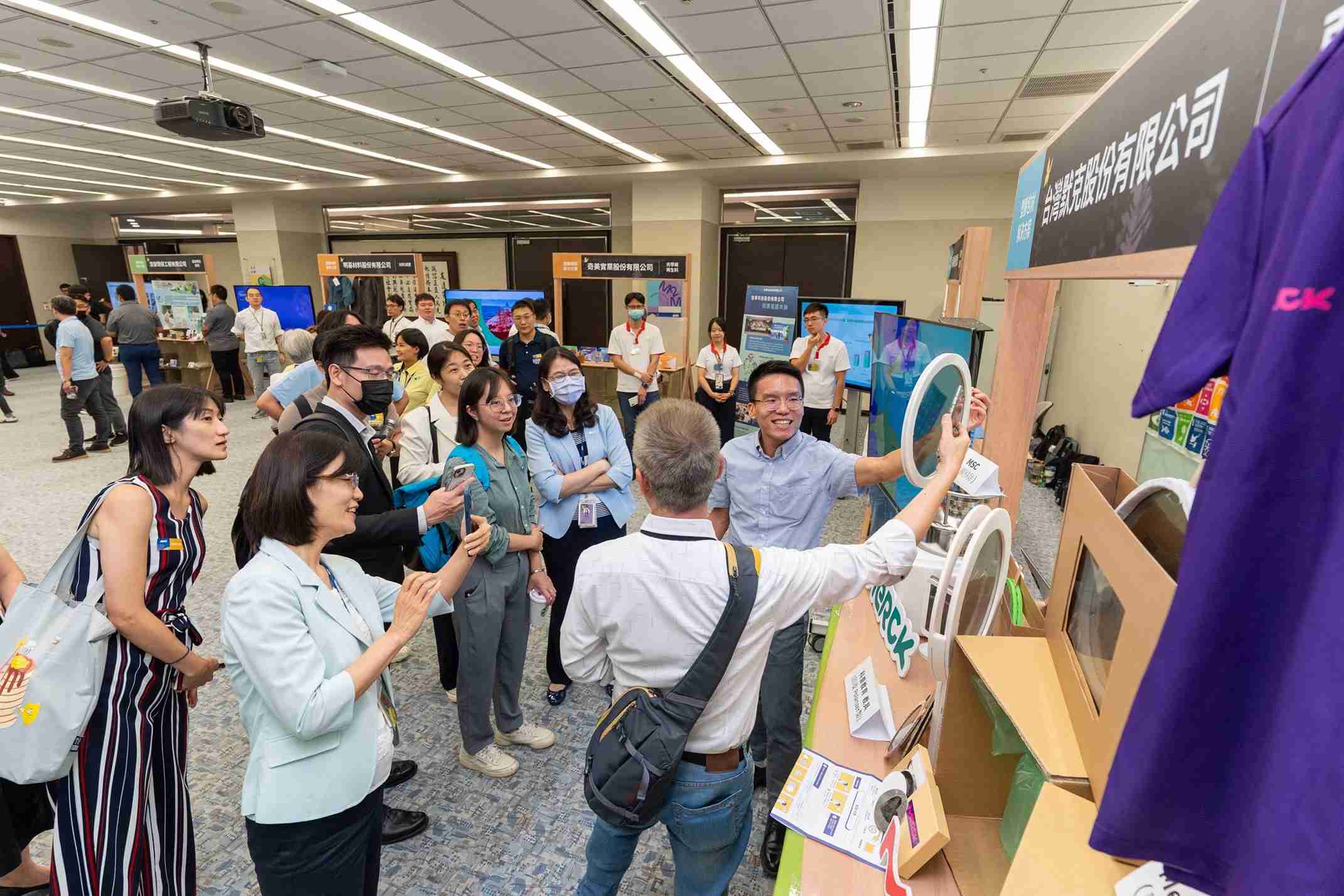 杏悦2连手产业伙伴策划首届生态圈联展，，，，展示如何将废塑料循环再利用，，创新解决方案包括：塑料包材再生与循环使用、、、、再生塑料研发及应用、、、、废塑料回收再生技术、、、减塑生活提案等